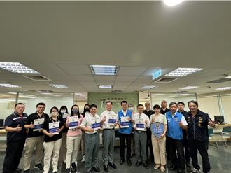 防詐內容製墊板放櫃台！苗警攜手金融機構防堵詐騙