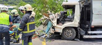 釀八里逾千戶停電！垃圾車「自撞電桿」駕駛卡車內  台電急修復