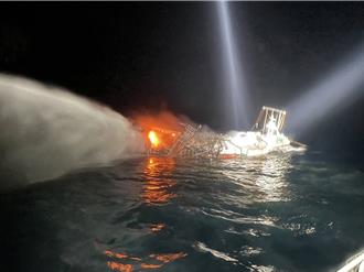 彭佳嶼海域漁船大火  5船員跳海逃生獲救   海巡急赴滅火