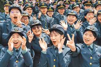 主持三軍八校畢典 賴清德力挺國防改革