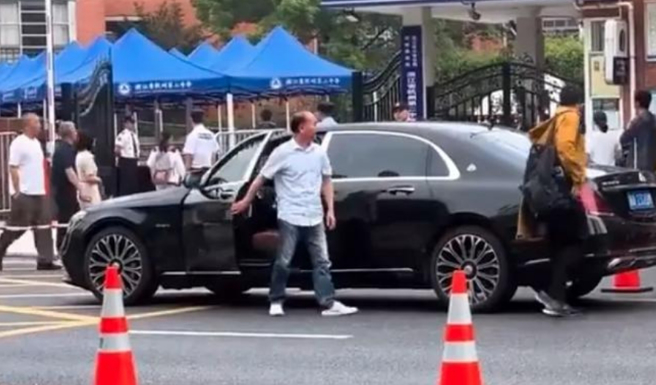 大陆6月初高考，出现一名由豪车迈巴赫接送的考生，被网友揶揄「迈巴赫少爷」。(图／影片截图)