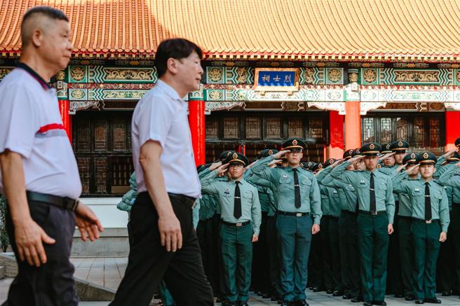  各校院毕业生向烈士遗族敬礼，表达最高敬意。
（记者李德威摄）