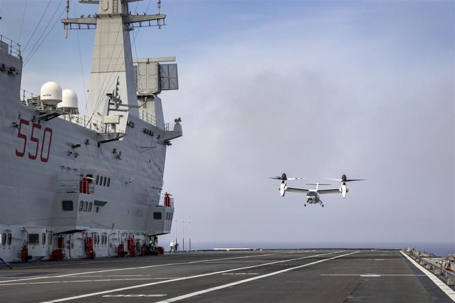AW609在「加富尔号」航舰甲板，进行多种起降测试。（取自李奥纳多公司网站）