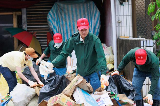 姚元浩在节目中帮忙独居老人清理家中垃圾。（图／好看娱乐提供）