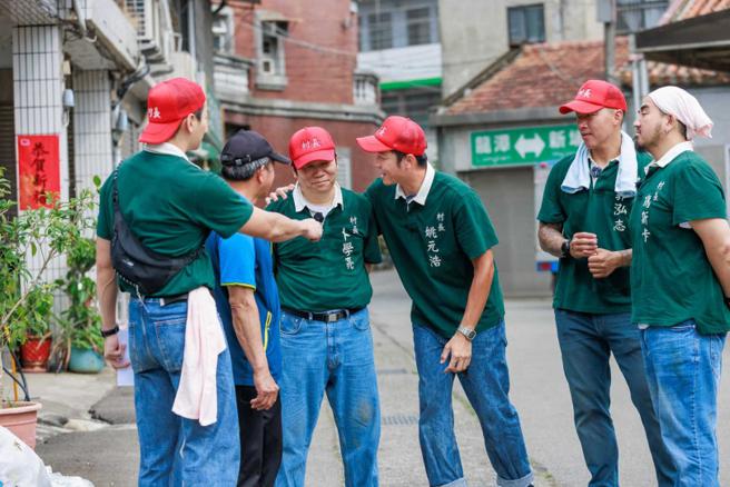 对于村长伙伴卜学亮，姚元浩给了「家有一老如有一宝」的高评价。（图／好看娱乐提供）