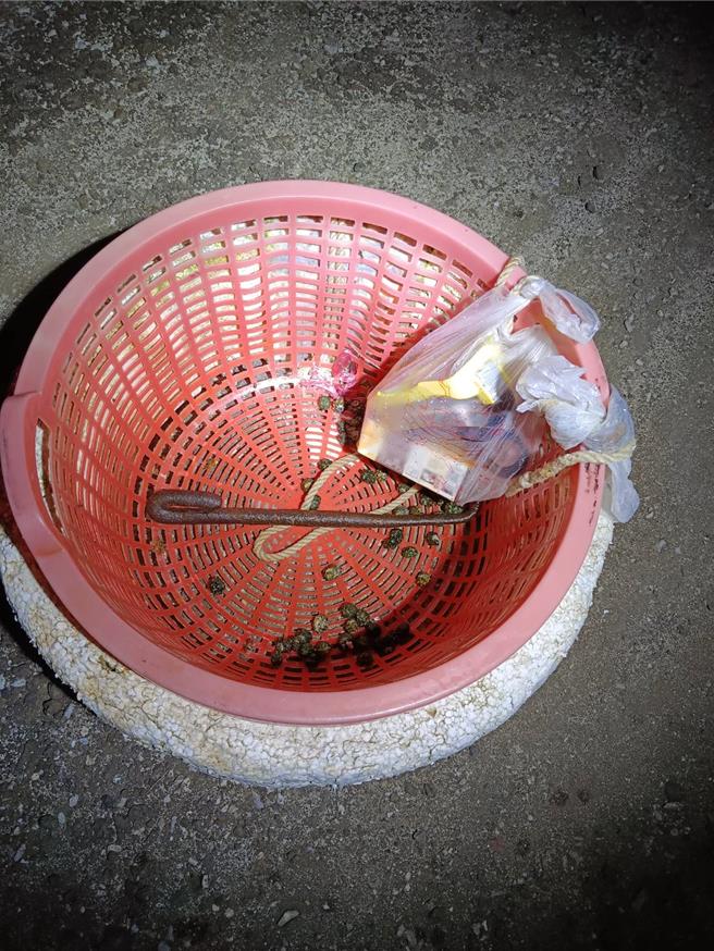 2024年6月28日澎湖县／澎湖男子27日晚照海遇难，倒卧五德海域岸际无生命迹象，图为男子身边携带的鉤子和附有保丽龙之鱼篓等渔具。（警消提供／许逸民澎湖传真）