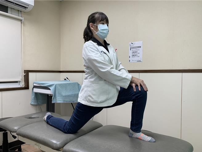 第一式「伸展髋屈肌」，弓箭步姿势高跪姿，双膝弯曲至90 度角，腰部挺直，重心往前移动，伸展髂腰肌。伸展15至20秒后换边，重复5到10次。（活力得中山脊椎外科医院提供／杨舒婷高雄传真）