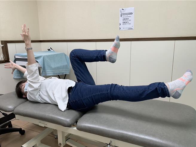第二式「死虫运动Dead Bug」，可训练核心肌群。平躺双手往天花板伸直，双脚屈膝，脚尖朝上，大腿和小腿呈90度，下背贴齐地板。将双手轮流伸直往地板方向放下，接着把膝盖伸直再往下方移动，脚跟触地，回到原来位置，再换另一边的脚。一组 10 到 15 下，每次做3到5组。（活力得中山脊椎外科医院提供／杨舒婷高雄传真）
