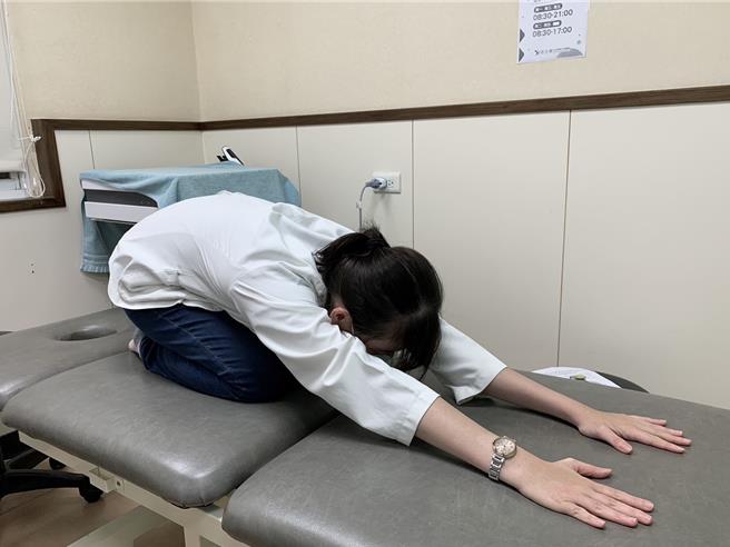 第三式「伸展背部肌肉」，四足跪，膝盖位于臀部下方，臀部往下坐到脚跟，双手往前方伸直，保持脊椎延伸的动作。维持30秒。（活力得中山脊椎外科医院提供／杨舒婷高雄传真）