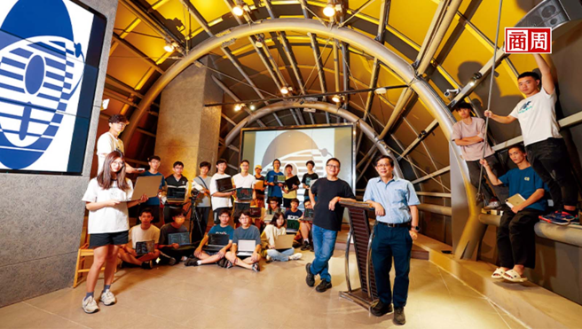 成大资工系教授苏文钰（右5）和系主任王士豪（右4）等持续调整教学，学生未来修课，会更要求自主学习，鼓励用AI或其他工具，增强学习效益。(摄影者．骆裕隆)

