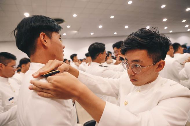  毕业生相互别上少尉肩章，展现同袍情谊，也代表正式成为中华民国军官，迈向人生新阶段。
（记者袁铭骏摄）