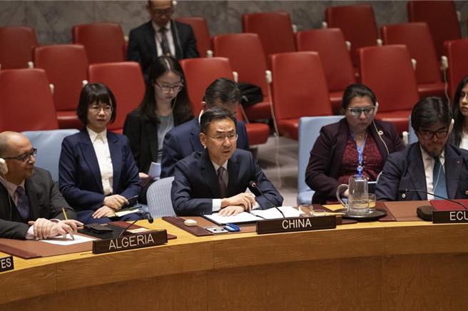 中国常驻联合国副代表耿爽呼吁，有关各方严格遵守《联合国宪章》，避免曲解、滥用国际法和安理会决议，在红海水域制造新的紧张局势。（摘自新华社）