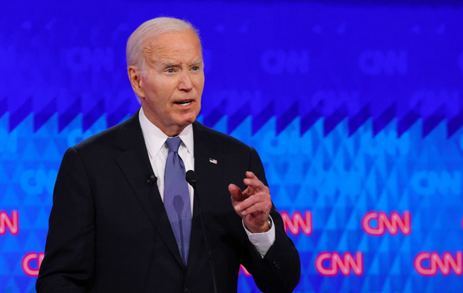 美國總統大選首場辯論上，拜登聲音明顯沙啞，並且大結巴。（路透）