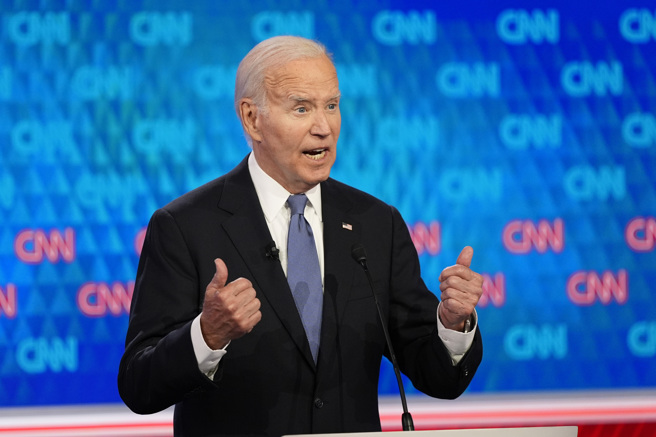 拜登与川普辩论退伍军人议题。（图／美联社）