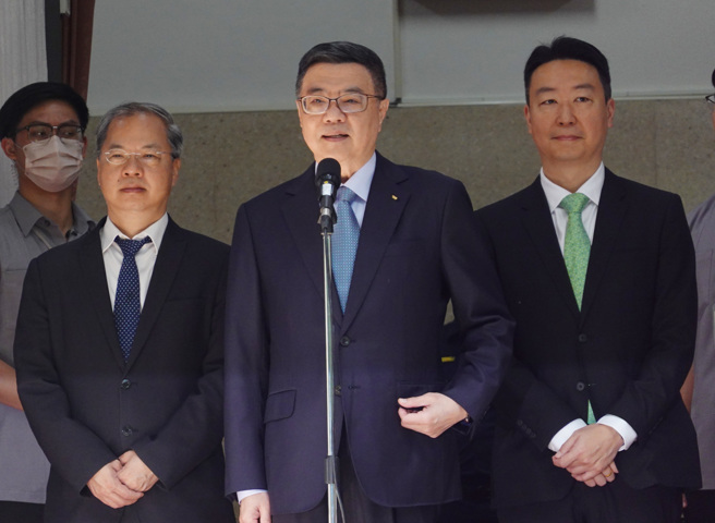 行政院长卓荣泰今日受访呼吁，请大家支持国家电力开发，台电有缜密的电力开发计画，政府会在工程上给予最大的监督与管理，给予人民和产业每日安全稳定的供电。（姚志平摄）