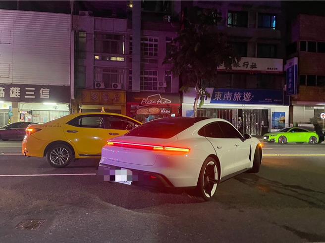 高雄市28日凌晨2时许发生一件车祸意外，驾驶计程车的59岁许男当时正在载客，没想到行经中华三路与六合二路口时，路边突然杀出一辆保时捷。（高市新兴分局提供／杨舒婷高雄传真）