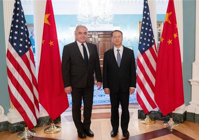 图为中国外交部副部长马朝旭5月30日于华盛顿，与美国副国务卿坎贝尔举行会谈。（摘自新华社）