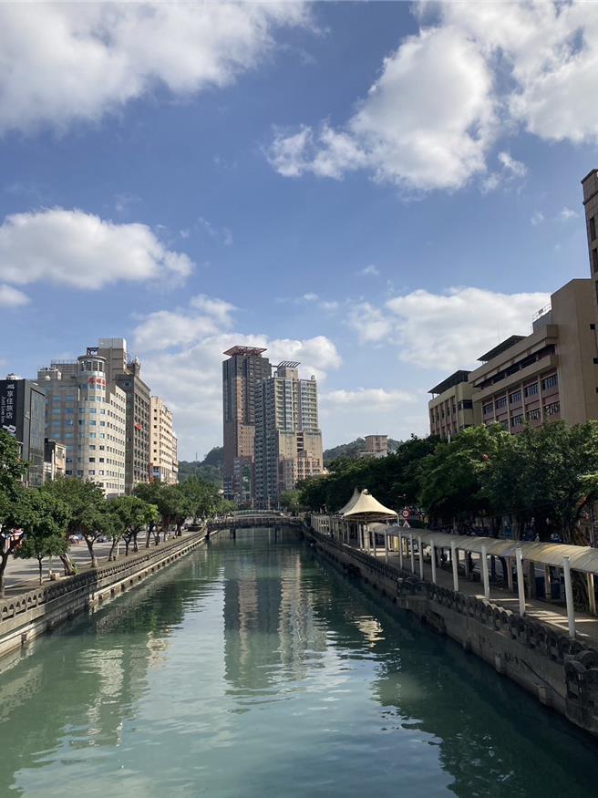 基隆市长谢国梁责成基隆市都市发展处建立「容积移转折缴代金」机制。近期基隆首件容积移转代金案已完成评定作业，将为市府带来1.12亿元之收入，促进都市发展。（徐佑升摄）