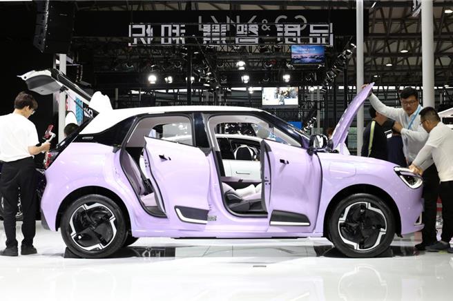 中國宏觀經濟研究院院長黃漢權27日在一場論壇上表示，簡單將中國新能源產品出口與「產能過剩」畫上等號，不符合經濟規律和比較優勢原則。（摘自中新社）