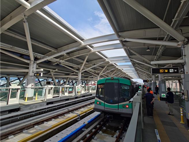 高捷新车站冈山车站月台拥有篓空天井，搭配晴朗天气显得通透明亮，最快在6月30日通车试营运。（任义宇摄）