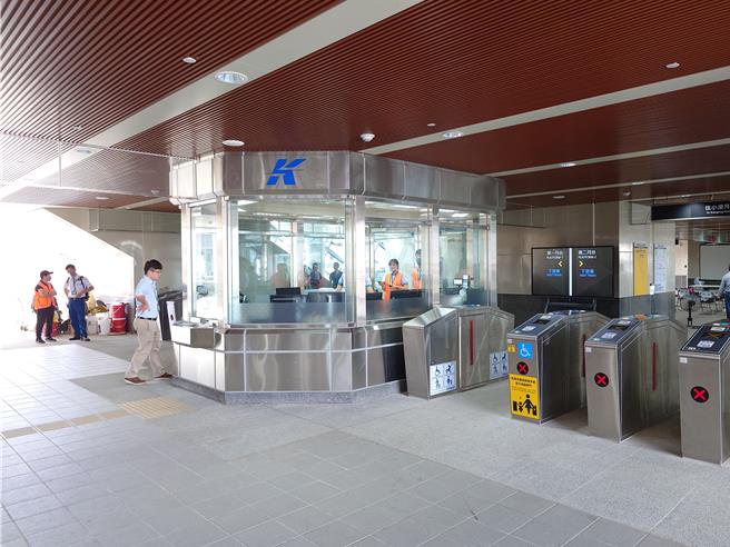 捷运冈山车站6月30日起通车试营运，至8月31日止，民眾持一卡通、悠游卡等电子票证等刷卡搭乘捷运，可享冈山高医站（R24）至冈山车站（RK1）路段免费搭乘。（任义宇摄）