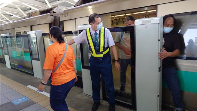 冈山车站经密集试车后，6月15日有条件通过交通部履勘，经完成履勘委员所提出4项「营运前须改善事项」后，成功在6月20日拿到交通部营运许可。（任义宇摄）