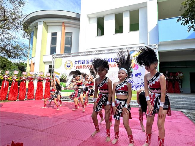 金门县何浦国小西栋校舍落成典礼，由该校学生带来精采的原住民甩髮舞表演精彩开场。(于家麒摄)