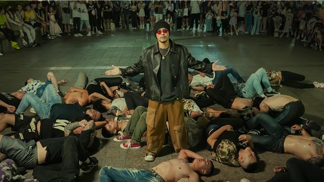 黄明志新歌〈揸FIT〉MV復刻香港电影《古惑仔》中的场景。（亚洲通文创提供）