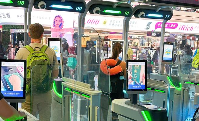 年满14岁，持晶片护照且在入境时已录存生物特徵的外国人及陆港澳人士，出境无须申请可直接使用e-Gate新世代自动查验通关系统。（桃机公司提供／蔡明亘台北传真）