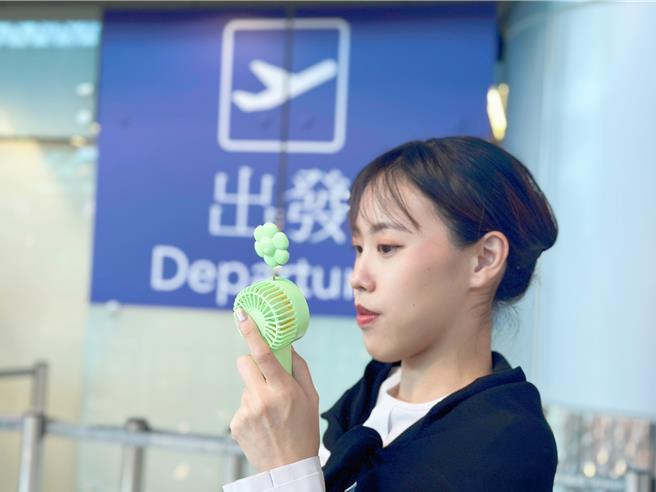 暑假天气较炎热，民眾常携带手持式电风扇(含有铅酸电池)禁止托运跟手提携带上机。（桃机公司提供／蔡明亘台北传真）