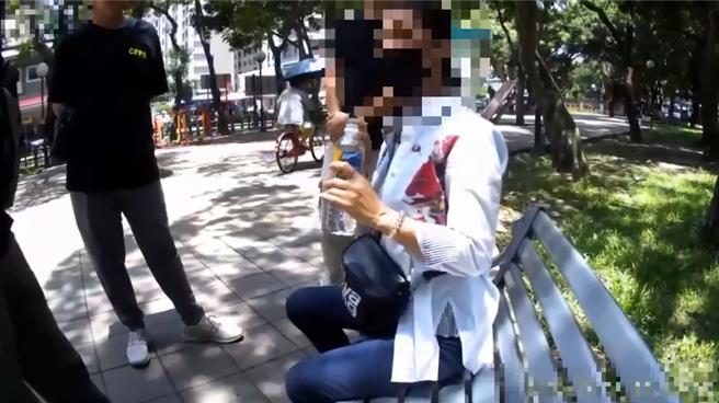 詐團假冒港星劉德華騙得林婦264萬，25日警方逮捕莊姓女車手。（三重警分局提供）