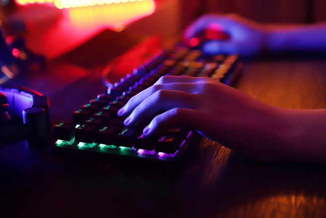 美國一名玩家因遊戲糾紛，竟搭飛機殺到網友家持鐵鎚攻擊。(圖:shutterstock/達志)