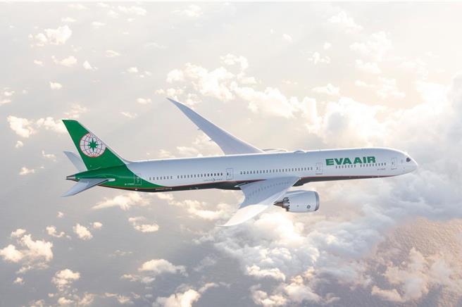 长荣航空继去年发放6个月年终奖金后，28日再额外发放员工酬劳奖金。（长荣航空提供）