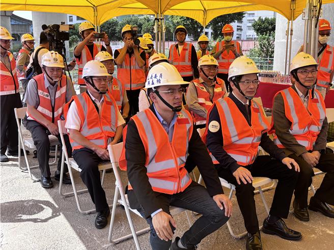 交通部长李孟谚（前排中间）28日至桃园市龟山区视察国道1号林口交流道改善工程。（姜霏摄）