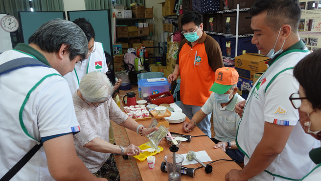 信义志工与社区长者共同制作质地饮食健康料理。(图/信义房屋 提供)