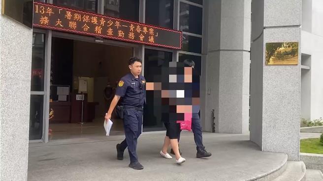 員警移送徐女。（蘆洲警分局提供）