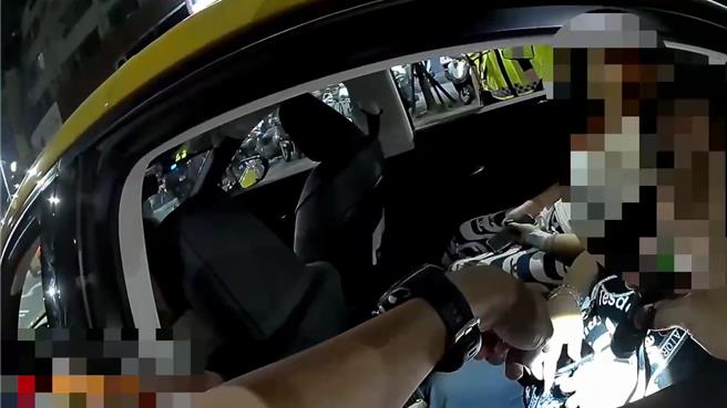 臨檢時徐女神色慌張，引起員警懷疑。（蘆洲警分局提供）