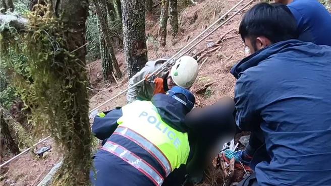 台北市劉姓男山友25日獨攀嘉明湖失聯，向陽警、消及協作人員27日尋獲其遺體。（關山警分局提供／蔡旻妤台東傳真）