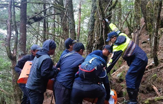 台北市劉姓男山友25日獨攀嘉明湖失聯，向陽警、消及協作人員27日尋獲其遺體。（關山警分局提供／蔡旻妤台東傳真）