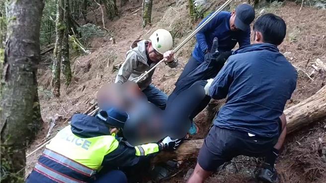 台北市劉姓男山友25日獨攀嘉明湖失聯，向陽警、消及協作人員27日尋獲其遺體。（關山警分局提供／蔡旻妤台東傳真）