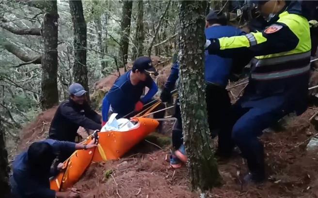 台北市劉姓男山友25日獨攀嘉明湖失聯，向陽警、消及協作人員27日尋獲其遺體。（關山警分局提供／蔡旻妤台東傳真）
