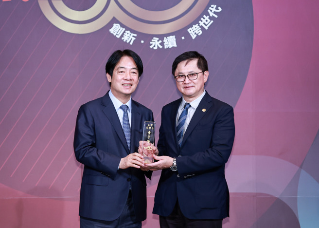 賴清德總統（左）日前宣布設立「國家氣候變遷對策委員會」，和碩聯合科技董事長童子賢擔任副召集人。（資料照，羅永銘攝）