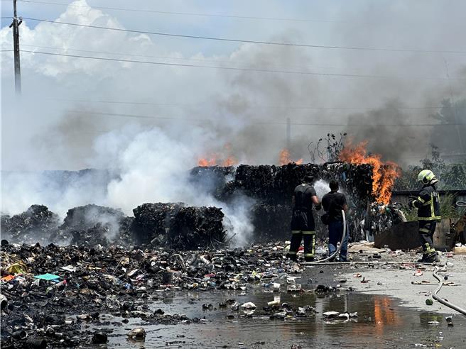 台東市公所回收場28日發生火警。（蔡旻妤攝）