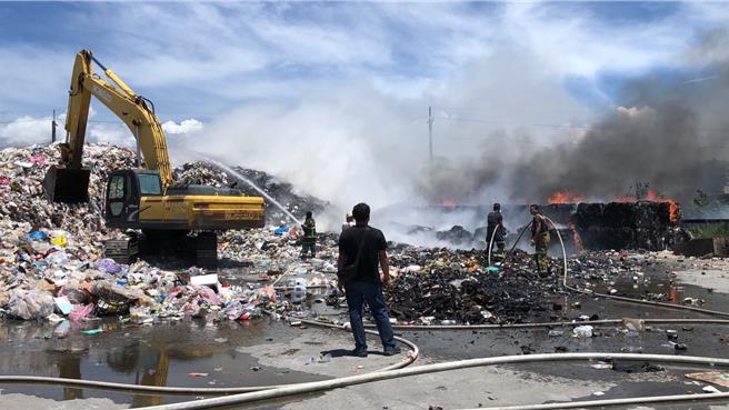 台東市公所回收場28日發生火警。（蔡旻妤攝）