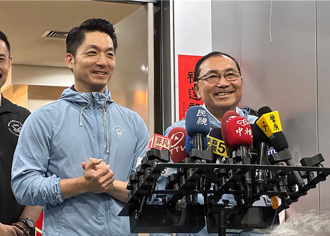 台北市长蒋万安（左）与新北市长侯友宜（右）28日上午受访时，被问到台北市副市长李四川可能接棒参选新北市长一事，侯友宜表示「不需要这么紧张，离选举还很久」，蒋万安则直言「不要小看万安紧抱的威力」，并又开金口唱起歌手张震岳的经典歌曲《爱我别走》。（丁上程摄）