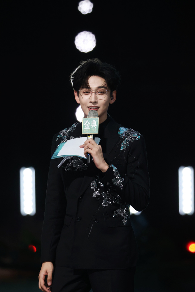 齐思钧否认提前知道票数。（图／齐思钧工作室微博）