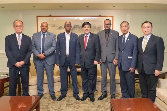 外交部常務次長陳立國27日晚間款宴歡迎索馬利蘭共和國能源及礦業部長阿布地及部長顧問約瑟夫訪問團等人。（外交部提供）