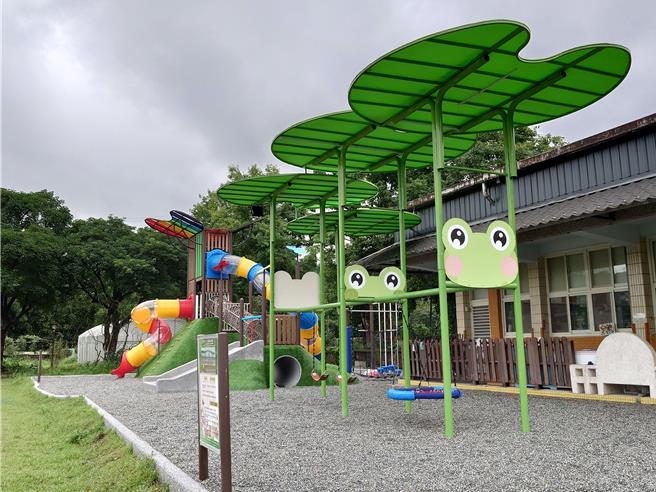 双溪上林国小附幼特色游戏场具在地荷花青蛙意向。（新北市教育局提供）