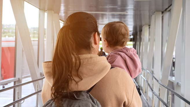 女子把空姐誤認成空少，一家三口全被趕下飛機拒載。(圖:shutterstock/達志)