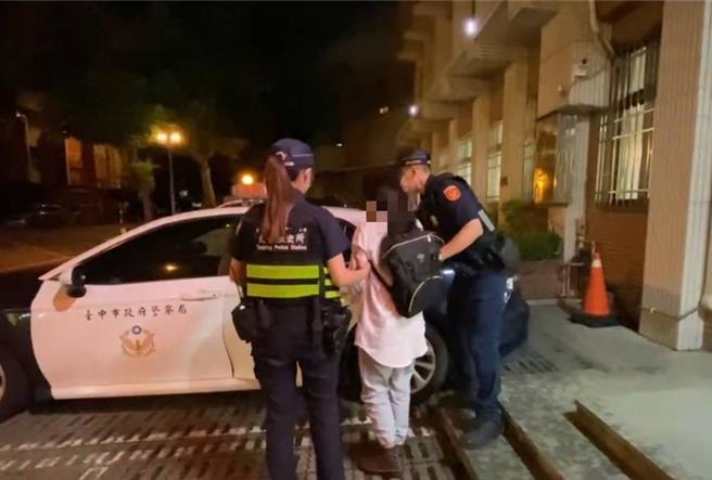 台中市太平區40多歲男子「小杰」日前落入高報酬投資詐騙陷阱，3度投入共165萬元費用，出金時才發現遭詐，警方將計就計與小杰聯手引蛇出洞，當場逮獲黃姓車手。（民眾提供／潘虹恩台中傳真）